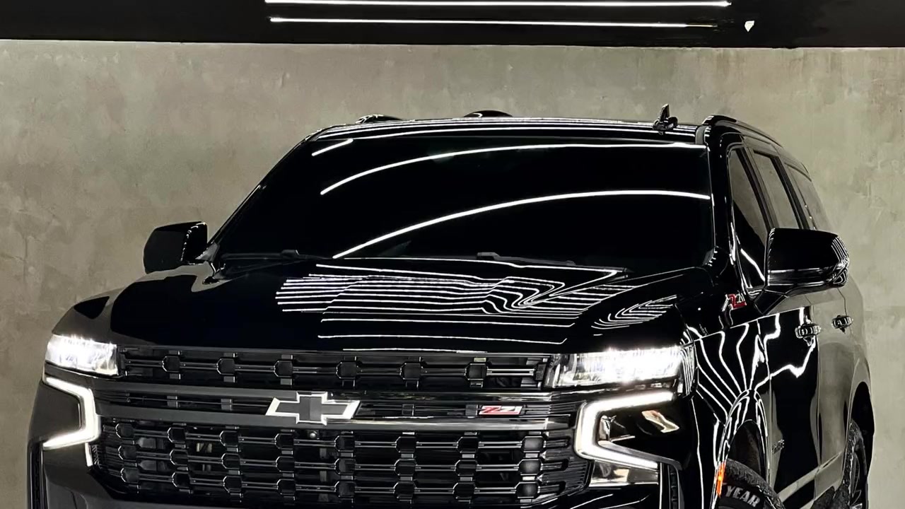 Chevrolet Tahoe negra de JC Travel MED, vista de frente